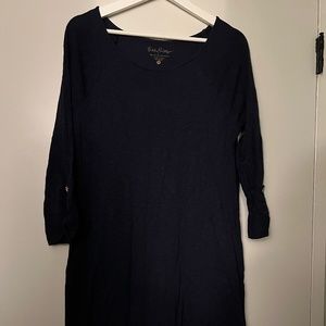 Blue causal Lilly Pulitzer dress with gold buttons the the sleeve.